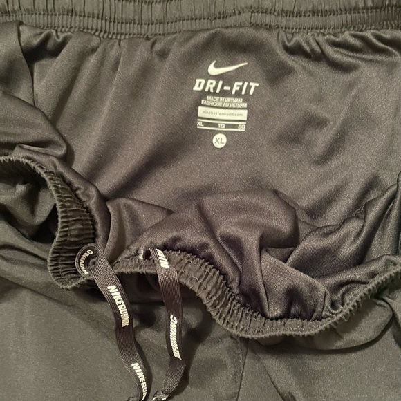 Women’s Nike Dri-Fit Running shorts - Size XL - NWOT - Picture 5 of 10